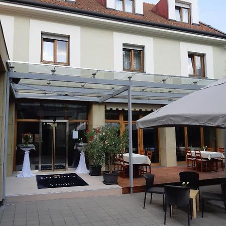 London Boutique Hotel & Restaurant Trnava Exteriör bild